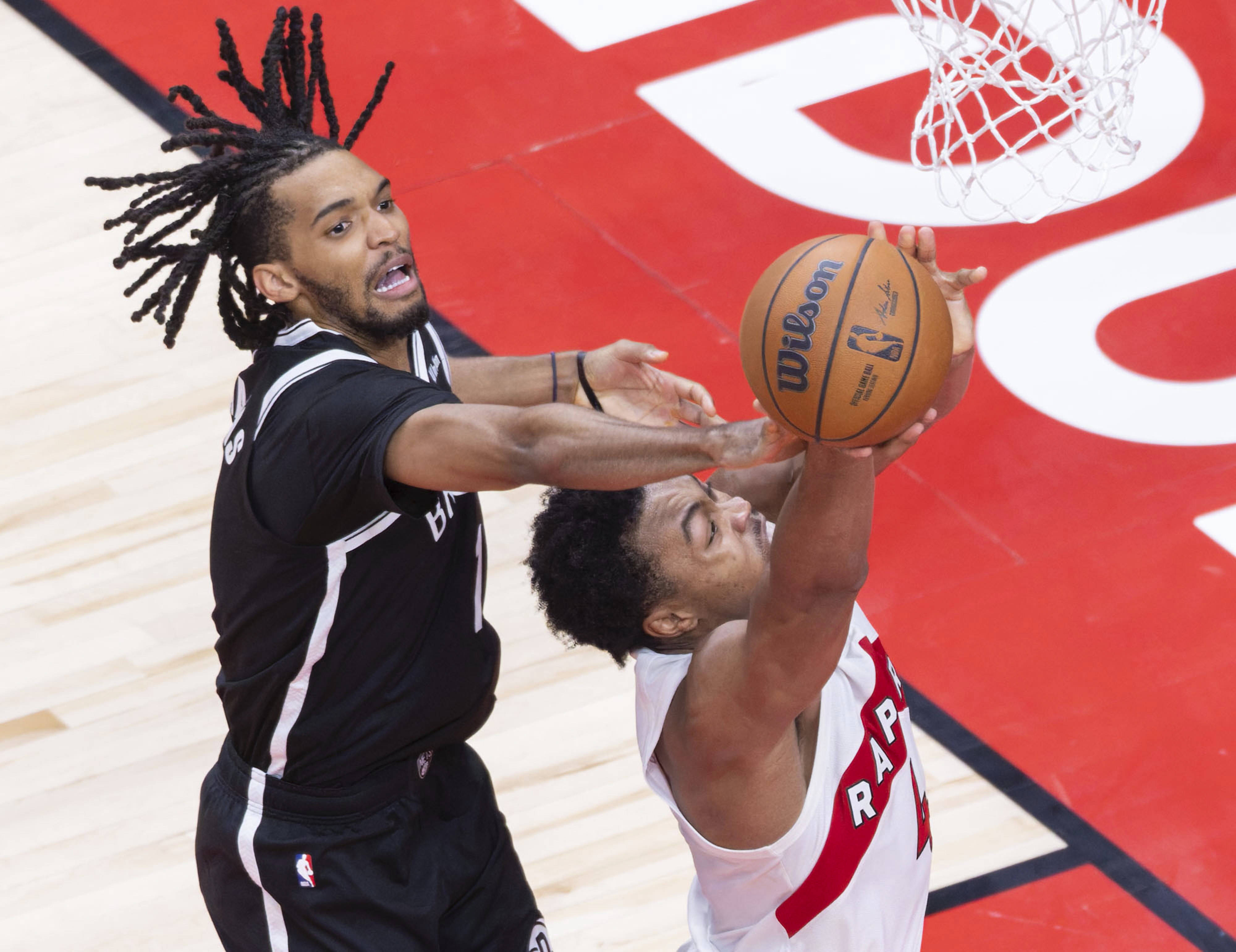 爱游戏官网-赛地聚焦——NBA总决赛关键时刻热度飙升,多伦多猛龙防线松动,信心回归,训练强度明显提升